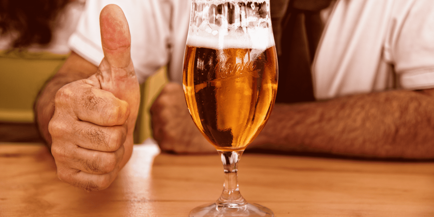 Persona con un vaso de cerveza